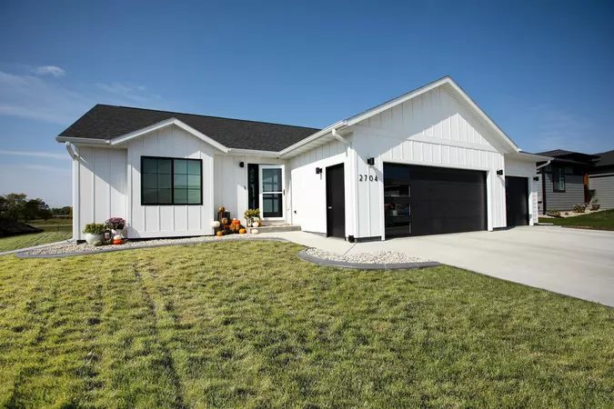 Larson Platinum Collection Storm Doors with Retractable Screen