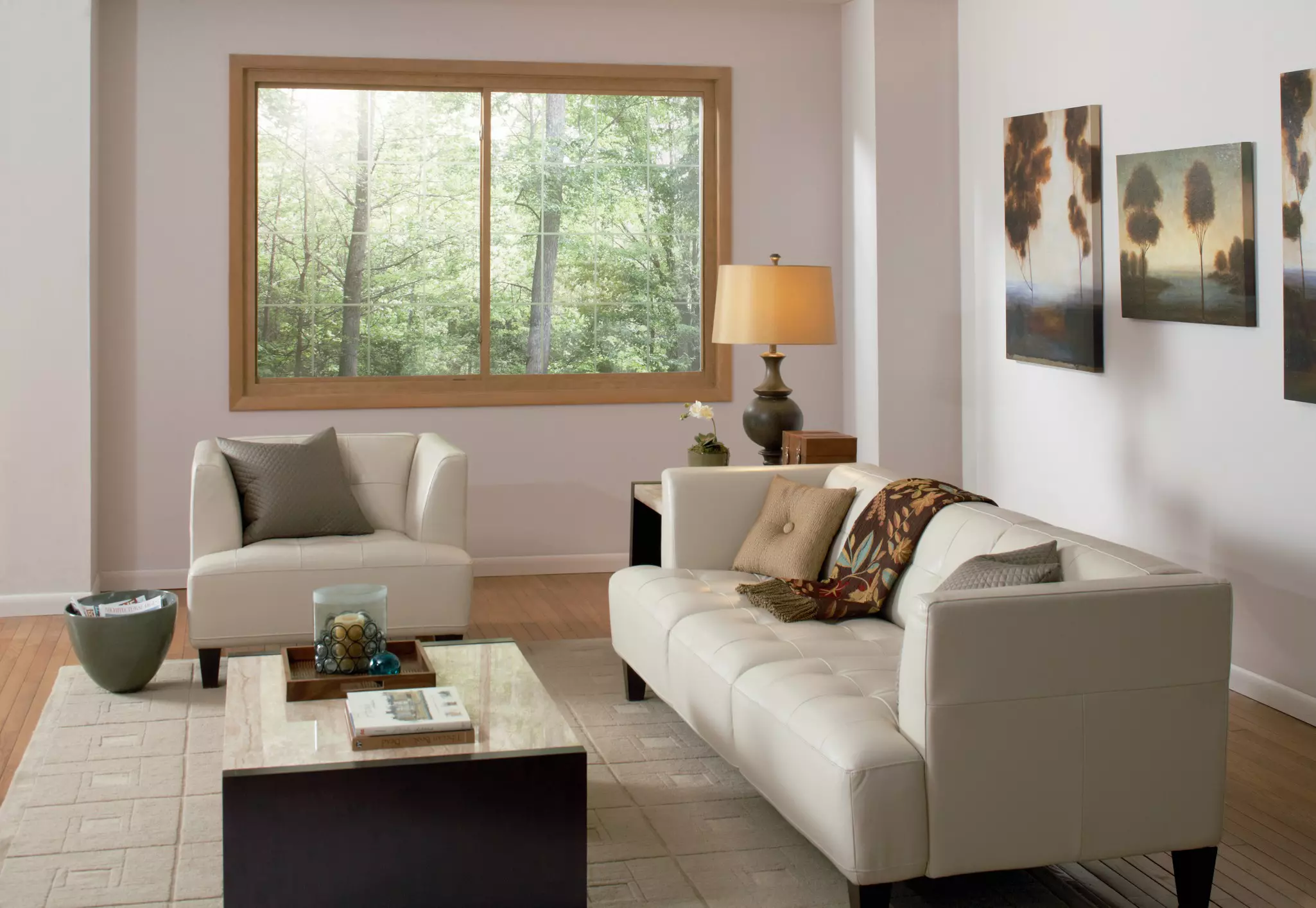 Living room with a sliding window with a view of foliage.