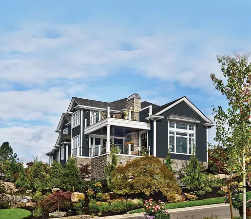 High-end home with ASCEND single 7" clapboard in Riviera Dusk