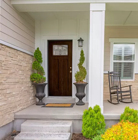 Textured Steel Entry Door, with a Craftsman Lite, 2-Panel Flat Shaker door style and Heartland glass, with Georgian Knob hardware in Antique Brass.