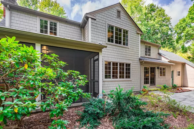 2-story home with lush foilage that has hardie shingle and trim in Cobble Stone and Monterey Taupe