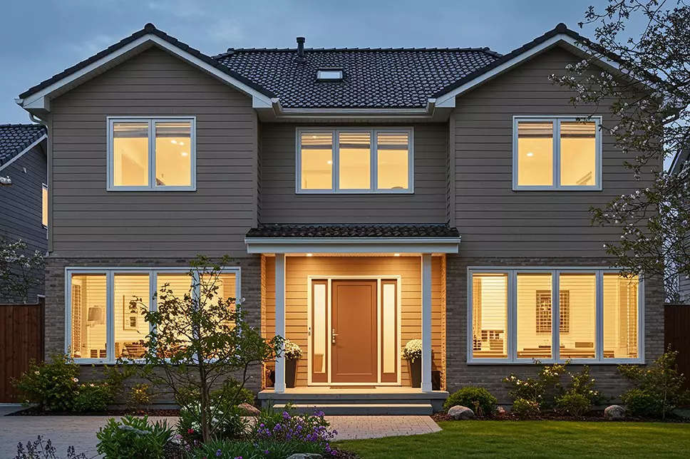 Cozy Home With Yard At Dusk